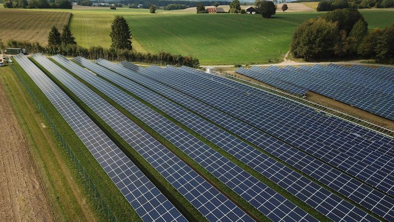 MVM errichtet Solarkraftwerke / MVM builds solar power plants