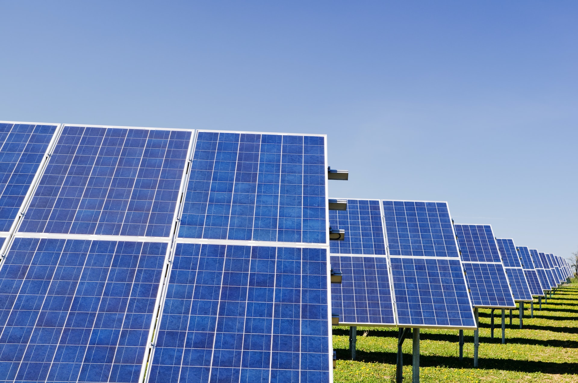 Műszertechnika-Holding – Astrasun Solar – Errichtung von Solarparks im Fokus