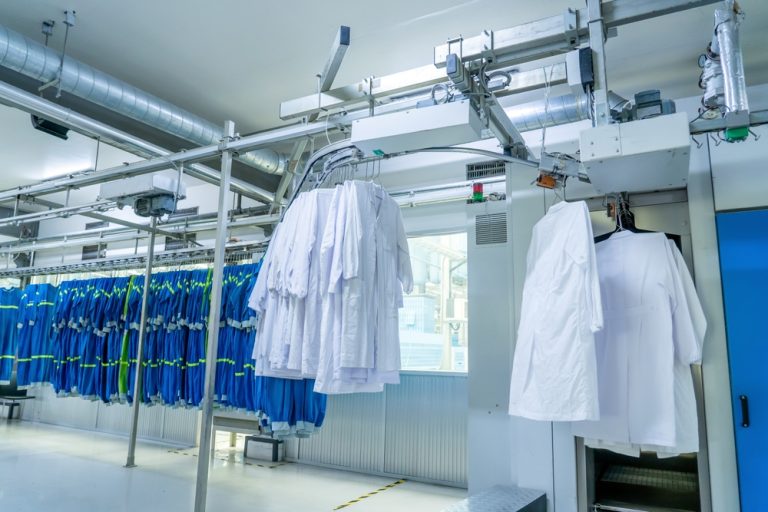 Bardusch Kft. - Moderne Reinraumwäscherei für Arbeitskleidung / Bardusch Kft. - Modern cleanroom laundry for workwear