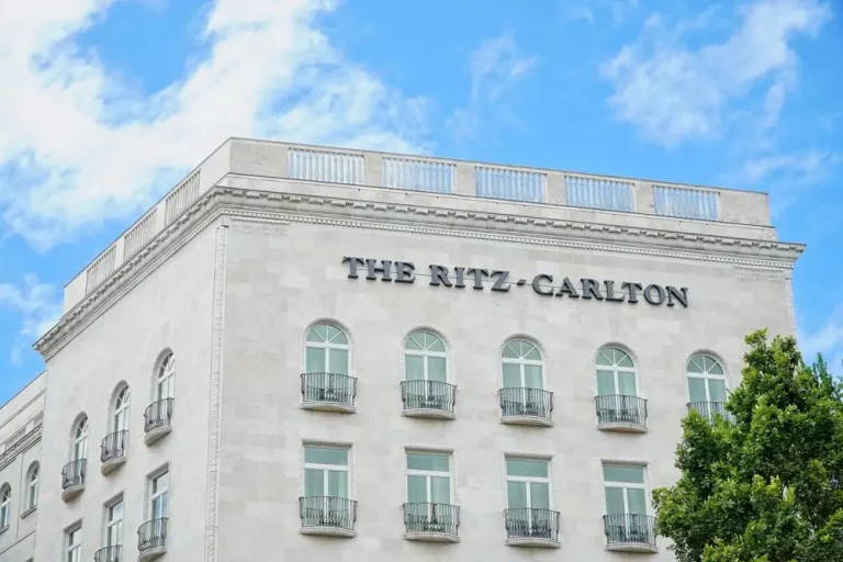 Ritz-Carlton wird Al Habtoor Palace / Ritz-Carlton becomes Al Habtoor Palace