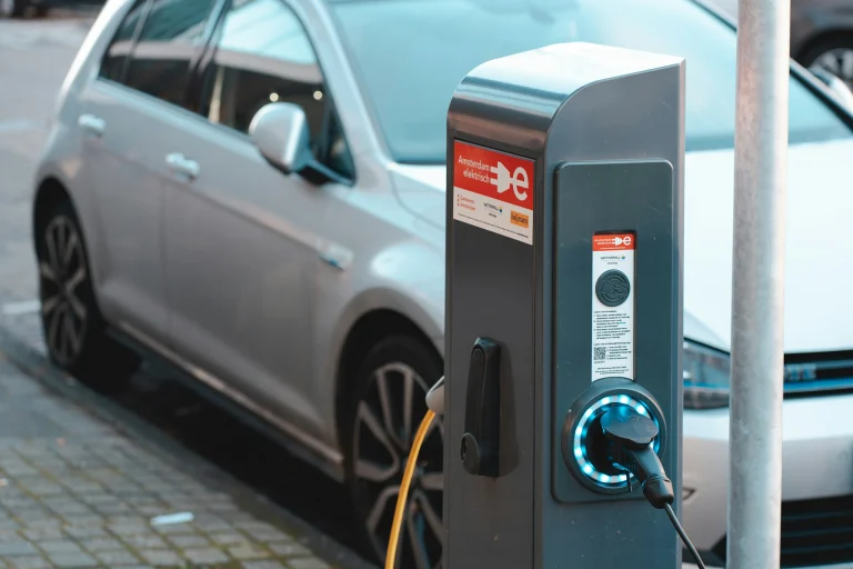GANZ KK Kft. - Ladesystem für E-Autos / GANZ KK Kft. – Charging system for e-cars