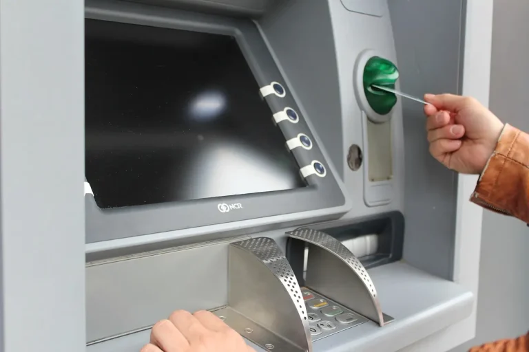 MBH Bank - Geldautomaten an MOL-Tankstellen / MBH Bank – ATMs at MOL fuel stations