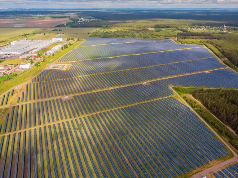 MOL-Gruppe - Kombinierter Solarpark / MOL Group – Combined solar park