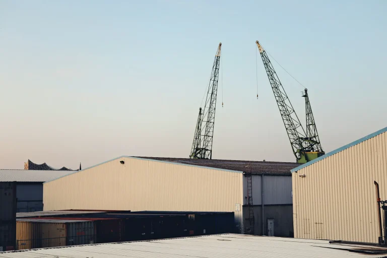 STOBAG - Neue Industriehallen in Sülysáp / STOBAG - New industrial halls in Sülysáp